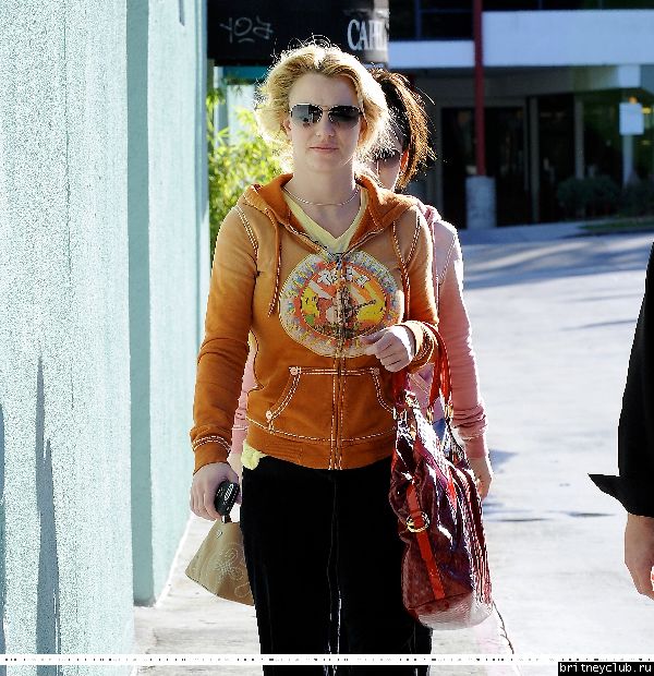 Бритни посетила Starbucks перед перелетом в Кентвуд50062236.jpg(Бритни Спирс, Britney Spears)