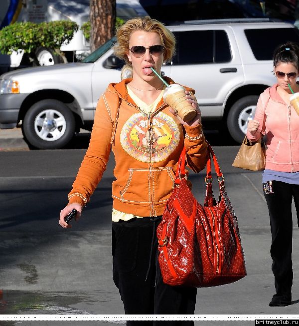 Бритни посетила Starbucks перед перелетом в Кентвуд50062239.jpg(Бритни Спирс, Britney Spears)