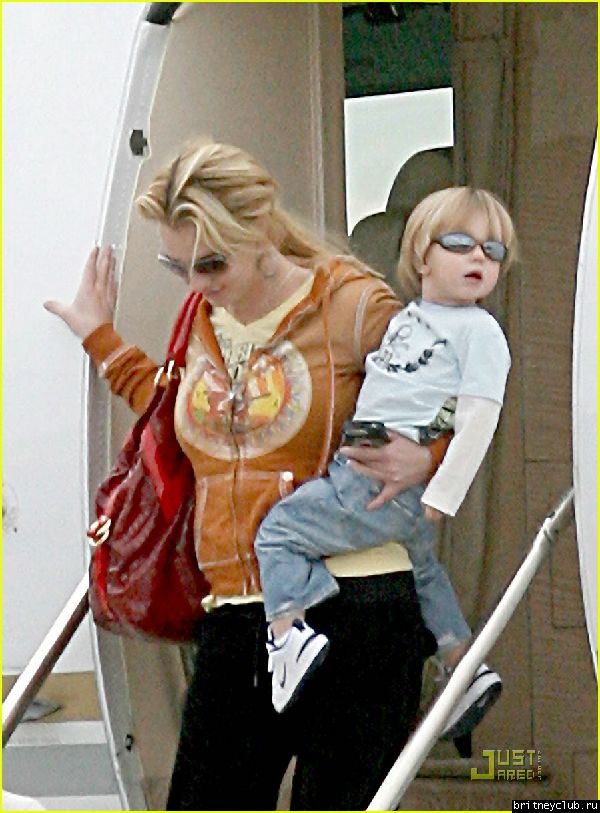 Бритни с детьми прилетели в Кентвудbritney-spears-kentwood-lousiana-01.jpg(Бритни Спирс, Britney Spears)
