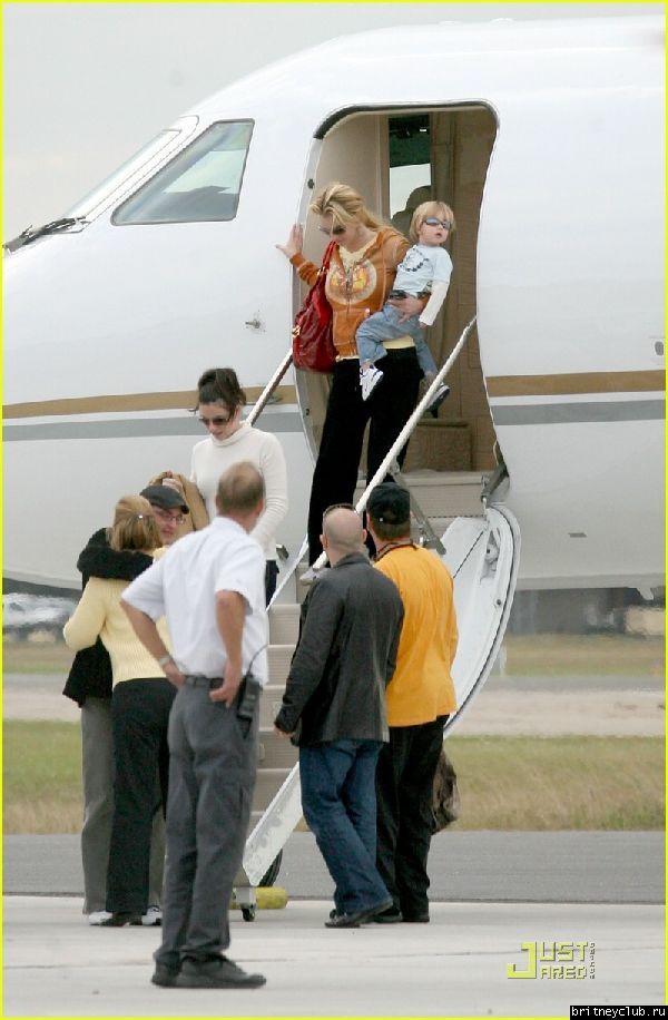 Бритни с детьми прилетели в Кентвудbritney-spears-kentwood-lousiana-06.jpg(Бритни Спирс, Britney Spears)