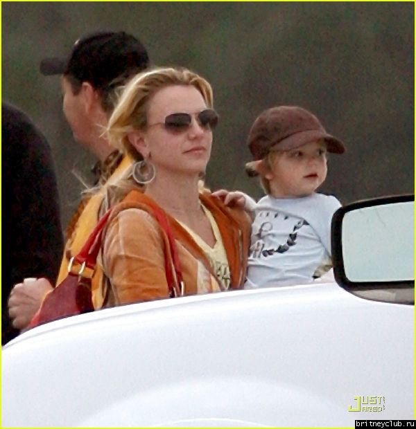 Бритни с детьми прилетели в Кентвудbritney-spears-kentwood-lousiana-08.jpg(Бритни Спирс, Britney Spears)