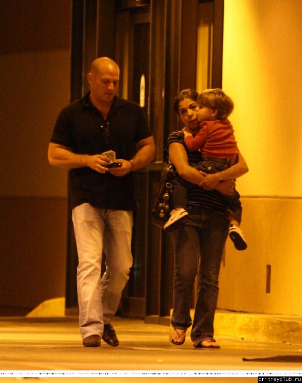 Брайан и Шон покидают больницу, в которой находится Джейден и Бритни11.jpg(Бритни Спирс, Britney Spears)