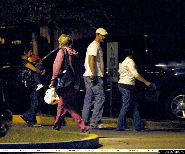 Брайан и Шон покидают больницу, в которой находится Джейден и Бритни12.jpg(Бритни Спирс, Britney Spears)