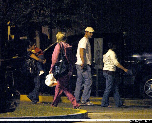 Брайан и Шон покидают больницу, в которой находится Джейден и Бритни13.jpg(Бритни Спирс, Britney Spears)