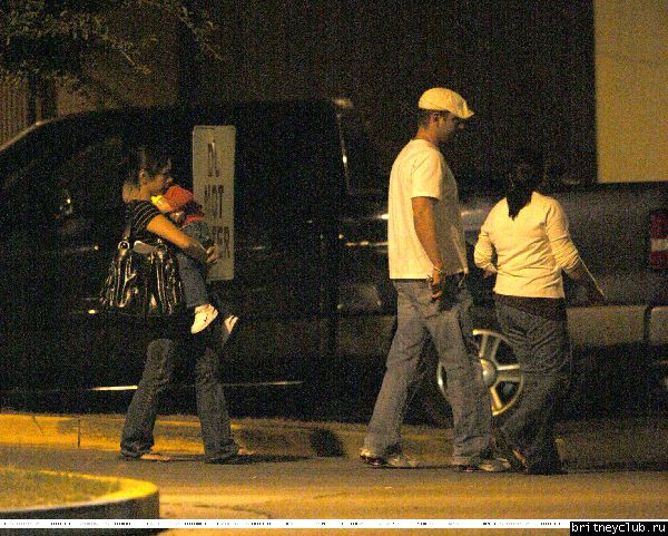 Брайан и Шон покидают больницу, в которой находится Джейден и Бритни14.jpg(Бритни Спирс, Britney Spears)