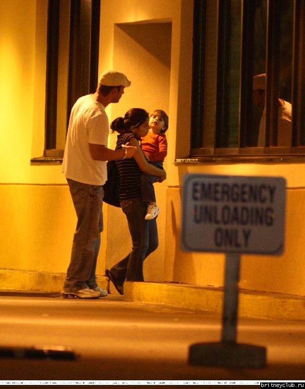 Брайан и Шон покидают больницу, в которой находится Джейден и Бритни2.jpg(Бритни Спирс, Britney Spears)