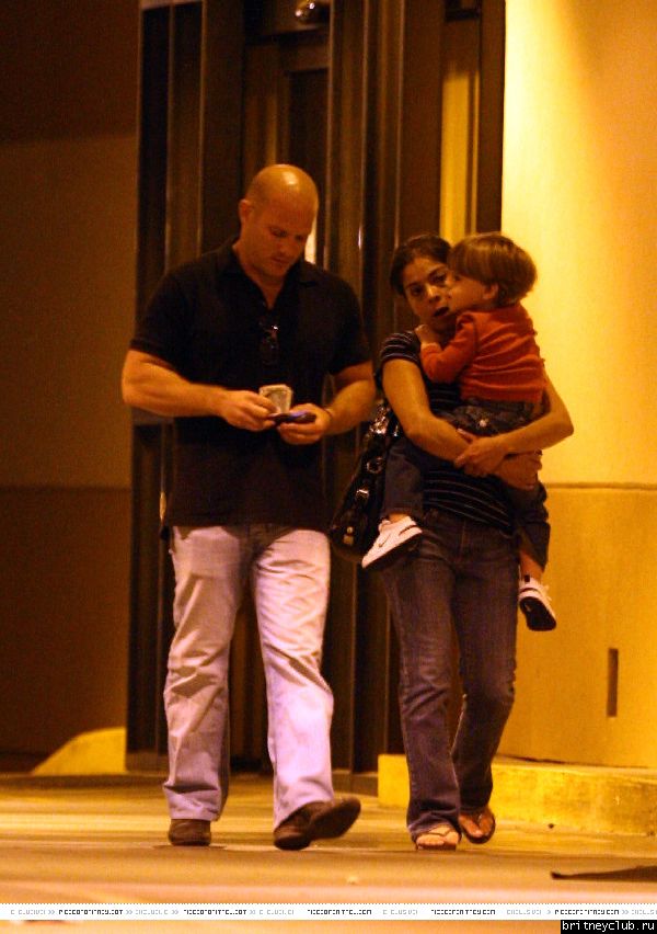 Брайан и Шон покидают больницу, в которой находится Джейден и Бритни5.jpg(Бритни Спирс, Britney Spears)