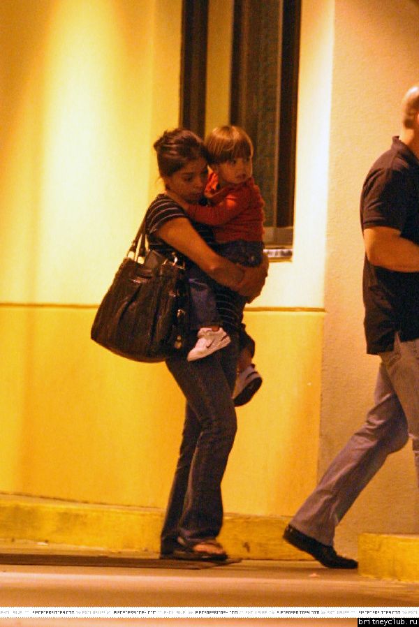 Брайан и Шон покидают больницу, в которой находится Джейден и Бритни8.jpg(Бритни Спирс, Britney Spears)