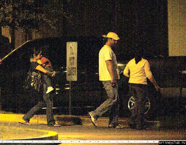 Брайан и Шон покидают больницу, в которой находится Джейден и Бритни9.jpg(Бритни Спирс, Britney Spears)