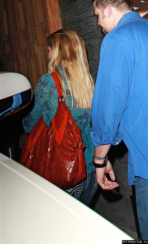 Бритни покидает ресторан Nobu после обеда с друзьямиbritney-spears-nobu-11168-3.jpg(Бритни Спирс, Britney Spears)