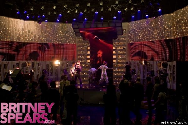 Выступление Бритни на шоу "HeyHeyHey" normal_gallery_enlarged-britney-spears-japan-heyheyhey-121508-08.jpg(Бритни Спирс, Britney Spears)