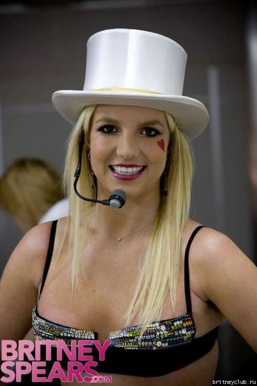 Бритни произносит клятву перед выступлением на шоу NTV1229740375945.jpg(Бритни Спирс, Britney Spears)