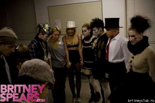 Бритни произносит клятву перед выступлением на шоу NTV1229740395030.jpg(Бритни Спирс, Britney Spears)