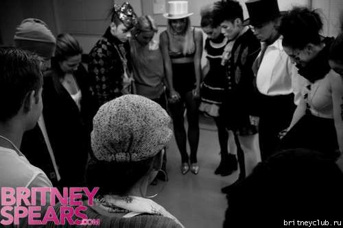 Бритни произносит клятву перед выступлением на шоу NTVgallery_main-britney-spears-leads-prayer-japan-1.jpg(Бритни Спирс, Britney Spears)