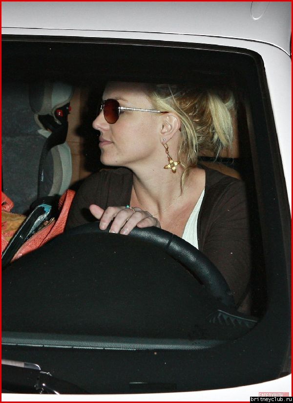 Бритни покидает танцевальную студию после встречи с кастинг-директорамиfp_1750841_britney_spears_hits_the_road_.jpg(Бритни Спирс, Britney Spears)