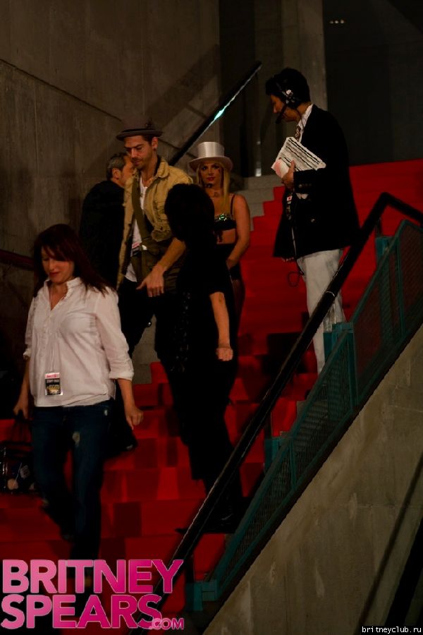 Новые фото выступления Бритни в Японииgallery_enlarged-britney-spears-stairs-21.jpg(Бритни Спирс, Britney Spears)