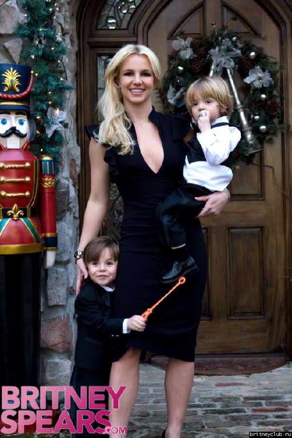 Бритни с детьми перед началом свадебной церемонии Брайана Спирсgallery_enlarged-britney-spears-boys-3.jpg(Бритни Спирс, Britney Spears)