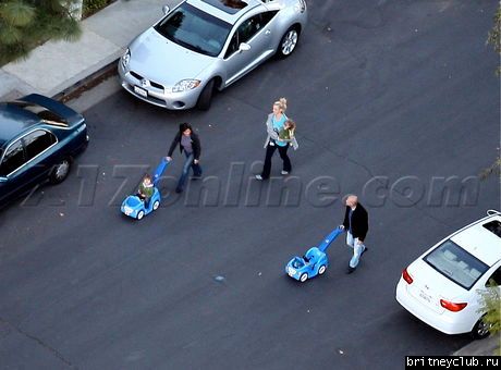 Бритни на прогулке с сыновьямиbspearsmom011009_02.jpg(Бритни Спирс, Britney Spears)