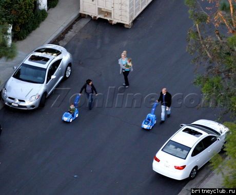 Бритни на прогулке с сыновьямиbspearsmom011009_08.jpg(Бритни Спирс, Britney Spears)