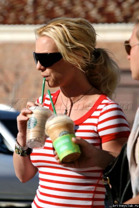 Бритни посетила кафе Starbucksbspearsstripes020209_01.jpg(Бритни Спирс, Britney Spears)