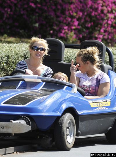 Бритни с Шоном и Джейденом в парке атракционов Mickey’s Toontown02.gif(Бритни Спирс, Britney Spears)