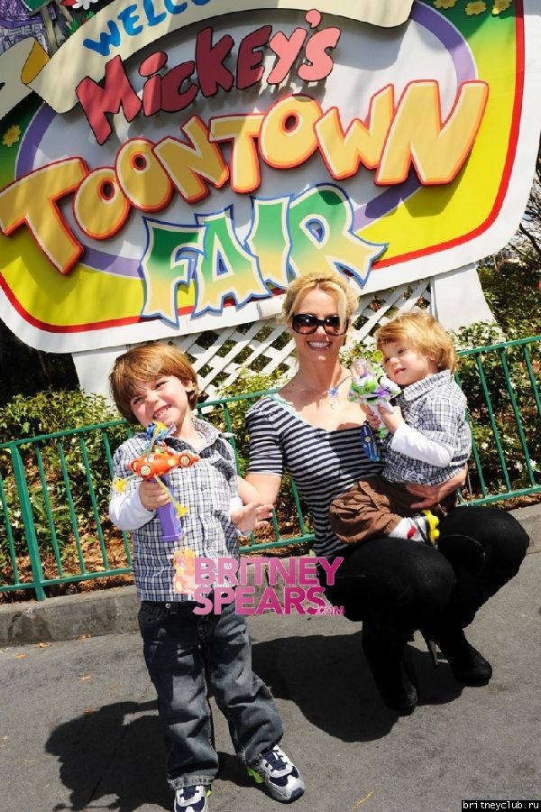 Бритни с Шоном и Джейденом в парке атракционов Mickey’s Toontown03.jpg(Бритни Спирс, Britney Spears)