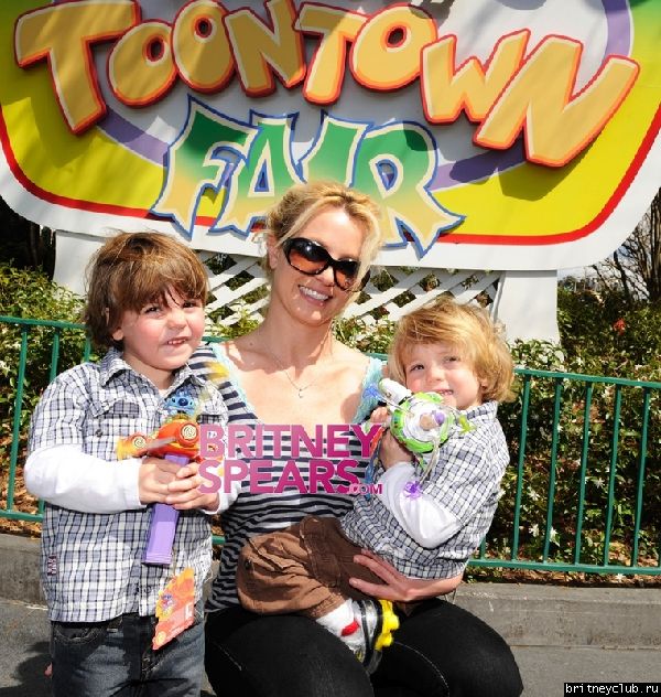 Бритни с Шоном и Джейденом в парке атракционов Mickey’s Toontown04.jpg(Бритни Спирс, Britney Spears)