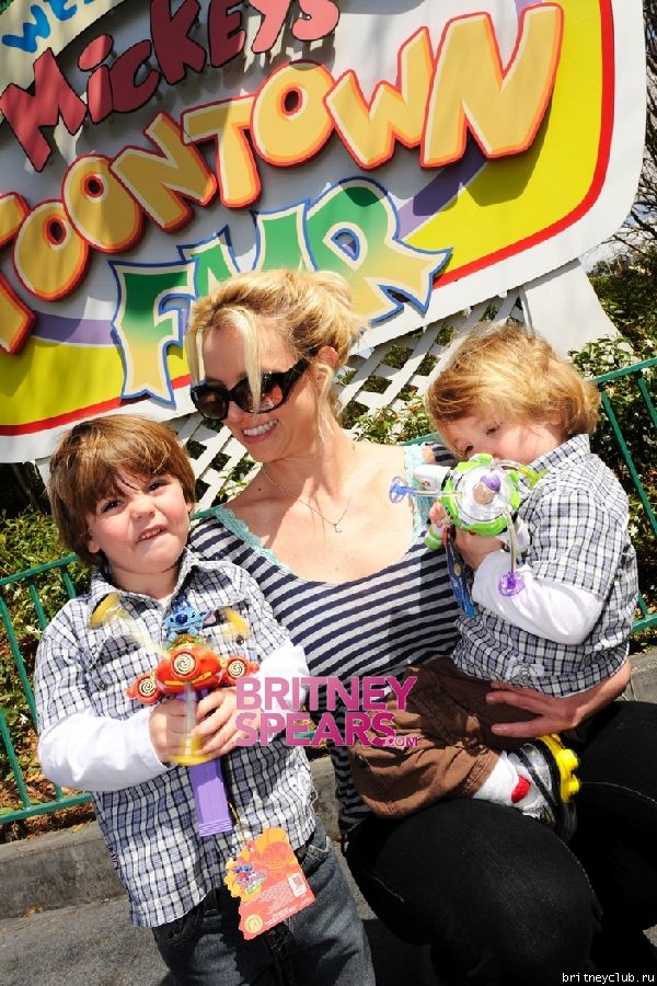 Бритни с Шоном и Джейденом в парке атракционов Mickey’s Toontown05.jpg(Бритни Спирс, Britney Spears)