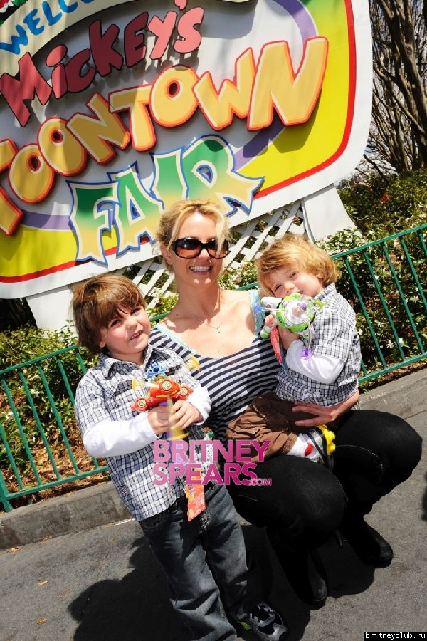 Бритни с Шоном и Джейденом в парке атракционов Mickey’s Toontown06.jpg(Бритни Спирс, Britney Spears)