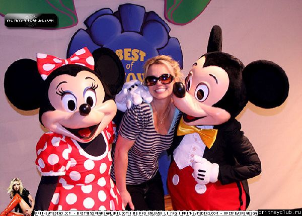 Бритни с Шоном и Джейденом в парке атракционов Mickey’s Toontown08.jpg(Бритни Спирс, Britney Spears)