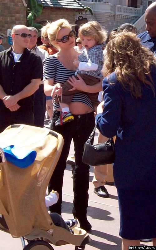 Бритни с Шоном и Джейденом в парке атракционов Mickey’s Toontown09.jpg(Бритни Спирс, Britney Spears)