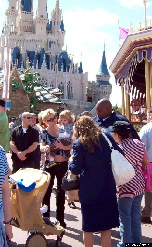 Бритни с Шоном и Джейденом в парке атракционов Mickey’s Toontown10.jpg(Бритни Спирс, Britney Spears)