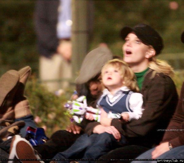 Бритни с детьми смотрят фейерверк в Диснейленде в Орландо1.jpg(Бритни Спирс, Britney Spears)