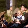 Бритни с детьми смотрят фейерверк в Диснейленде в Орландо