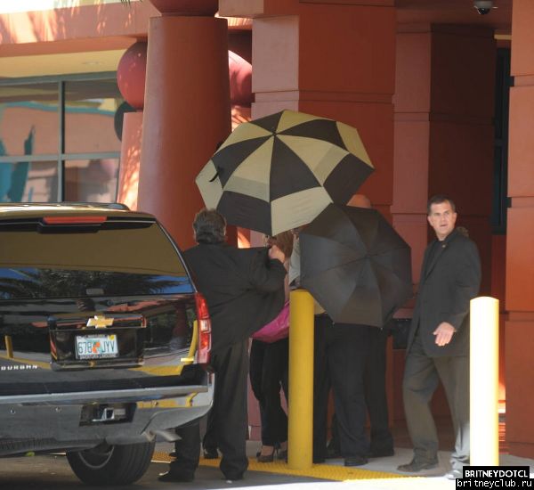 Брит уезжает из детской больницы Miami Children