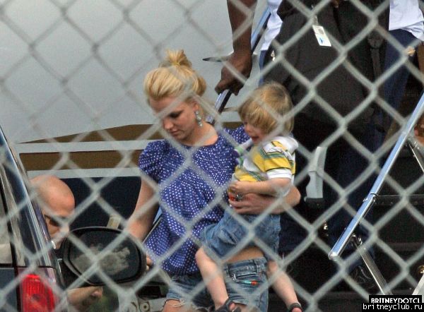 Бритни с детьми и отцом прилетели в Майями1.jpg(Бритни Спирс, Britney Spears)