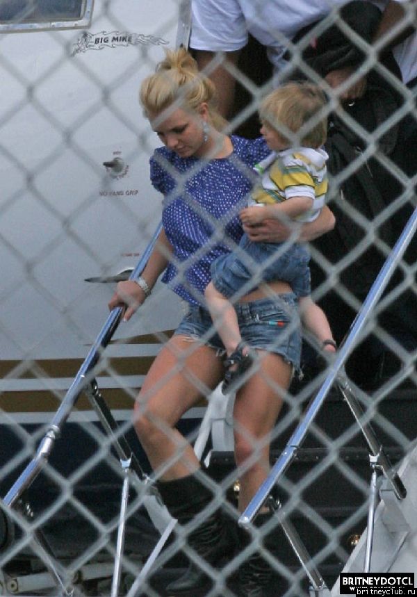 Бритни с детьми и отцом прилетели в Майями3.jpg(Бритни Спирс, Britney Spears)