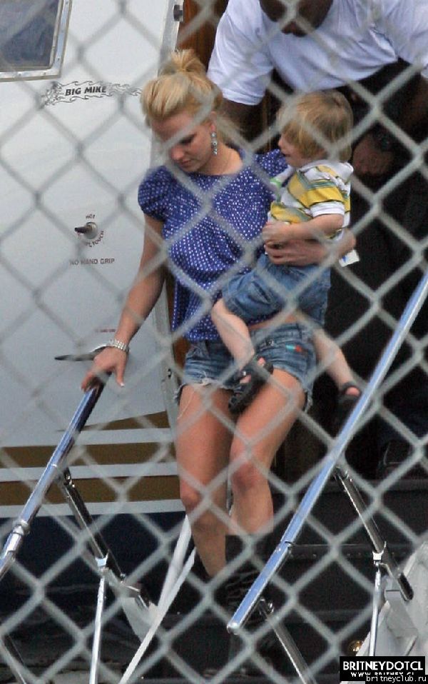 Бритни с детьми и отцом прилетели в Майями4.jpg(Бритни Спирс, Britney Spears)