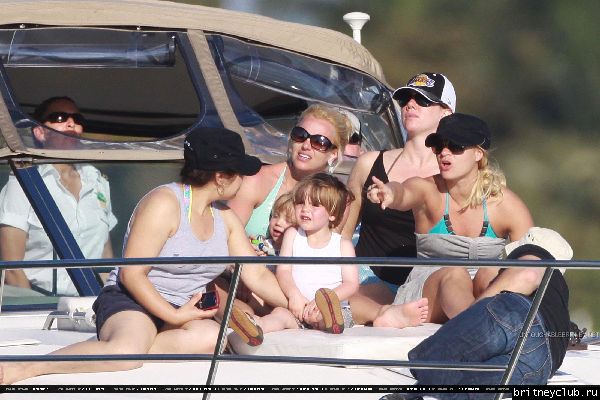 Бритни проводит время на яхте01.jpg(Бритни Спирс, Britney Spears)