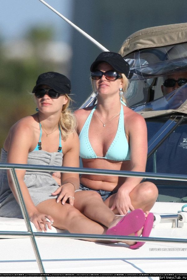 Бритни проводит время на яхте06.jpg(Бритни Спирс, Britney Spears)