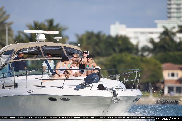 Бритни проводит время на яхте25.jpg(Бритни Спирс, Britney Spears)