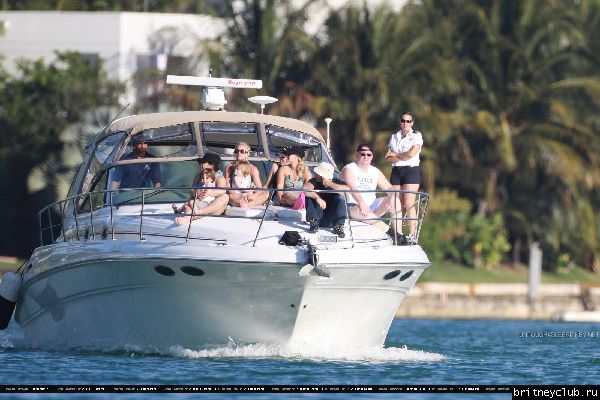 Бритни проводит время на яхте26.jpg(Бритни Спирс, Britney Spears)
