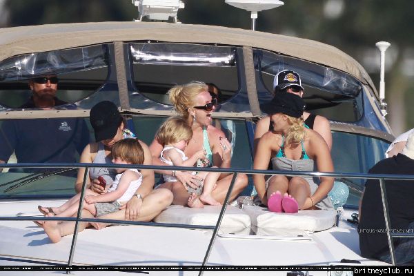 Бритни проводит время на яхте28.jpg(Бритни Спирс, Britney Spears)