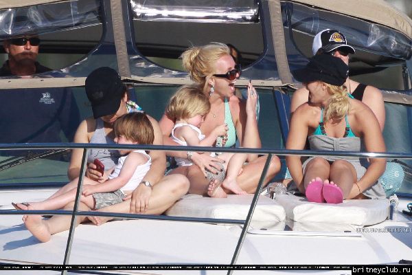 Бритни проводит время на яхте29.jpg(Бритни Спирс, Britney Spears)