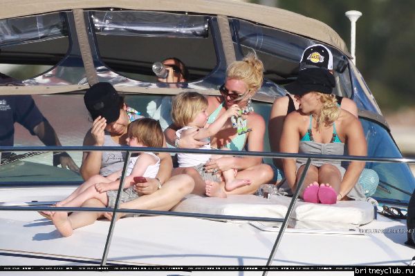 Бритни проводит время на яхте31.jpg(Бритни Спирс, Britney Spears)