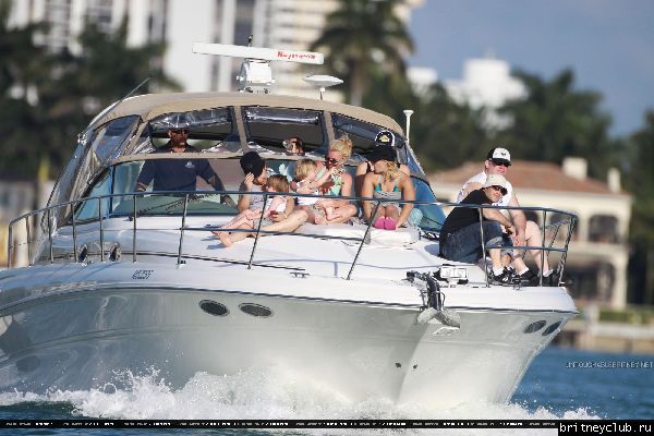 Бритни проводит время на яхте32.jpg(Бритни Спирс, Britney Spears)