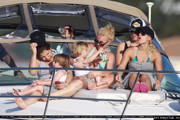 Бритни проводит время на яхте33.jpg(Бритни Спирс, Britney Spears)
