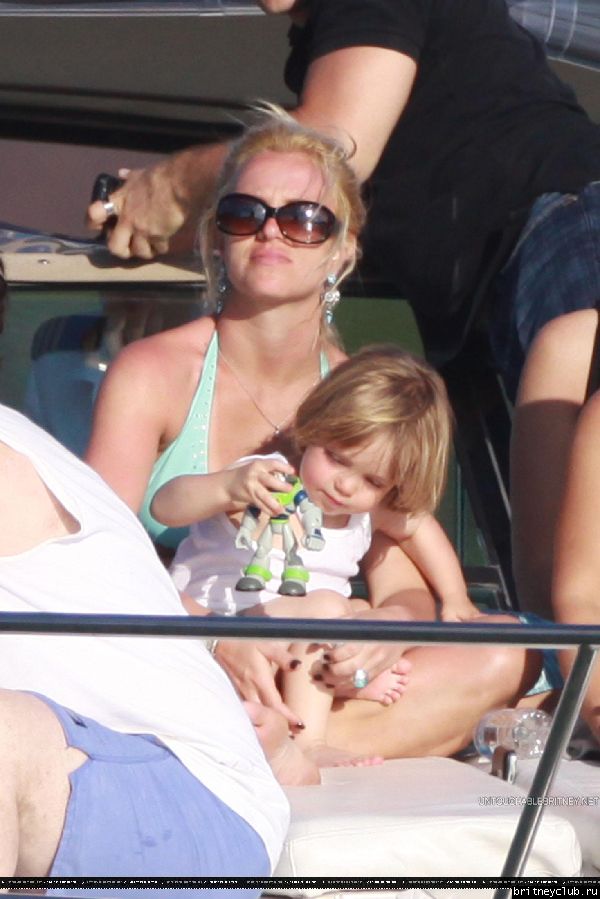 Бритни проводит время на яхте35.jpg(Бритни Спирс, Britney Spears)
