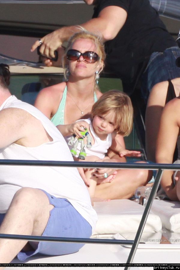 Бритни проводит время на яхте36.jpg(Бритни Спирс, Britney Spears)