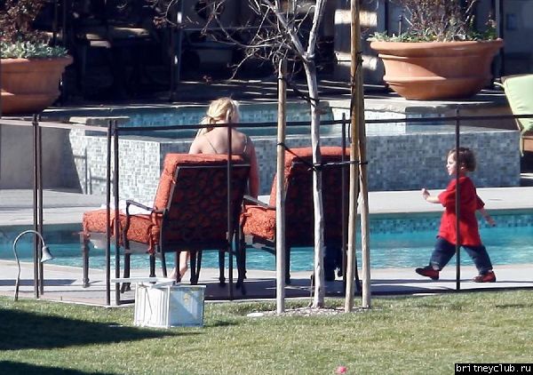 Эксклюзив: 25 февраля Бритни отдыхает во дворе дома в Calabasas01.jpg(Бритни Спирс, Britney Spears)